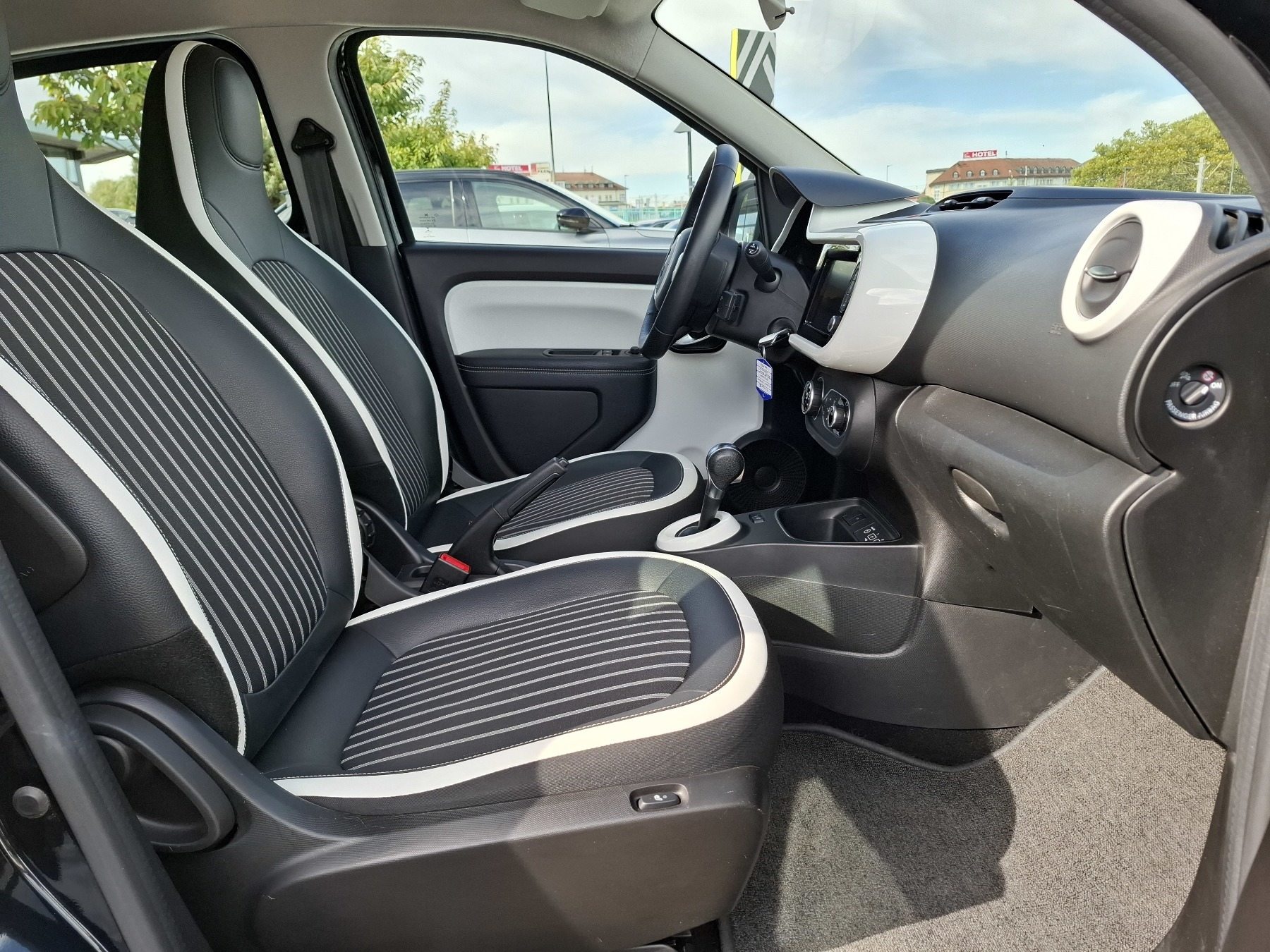Bild 14 - Twingo E-TECH 100% el. INTENS