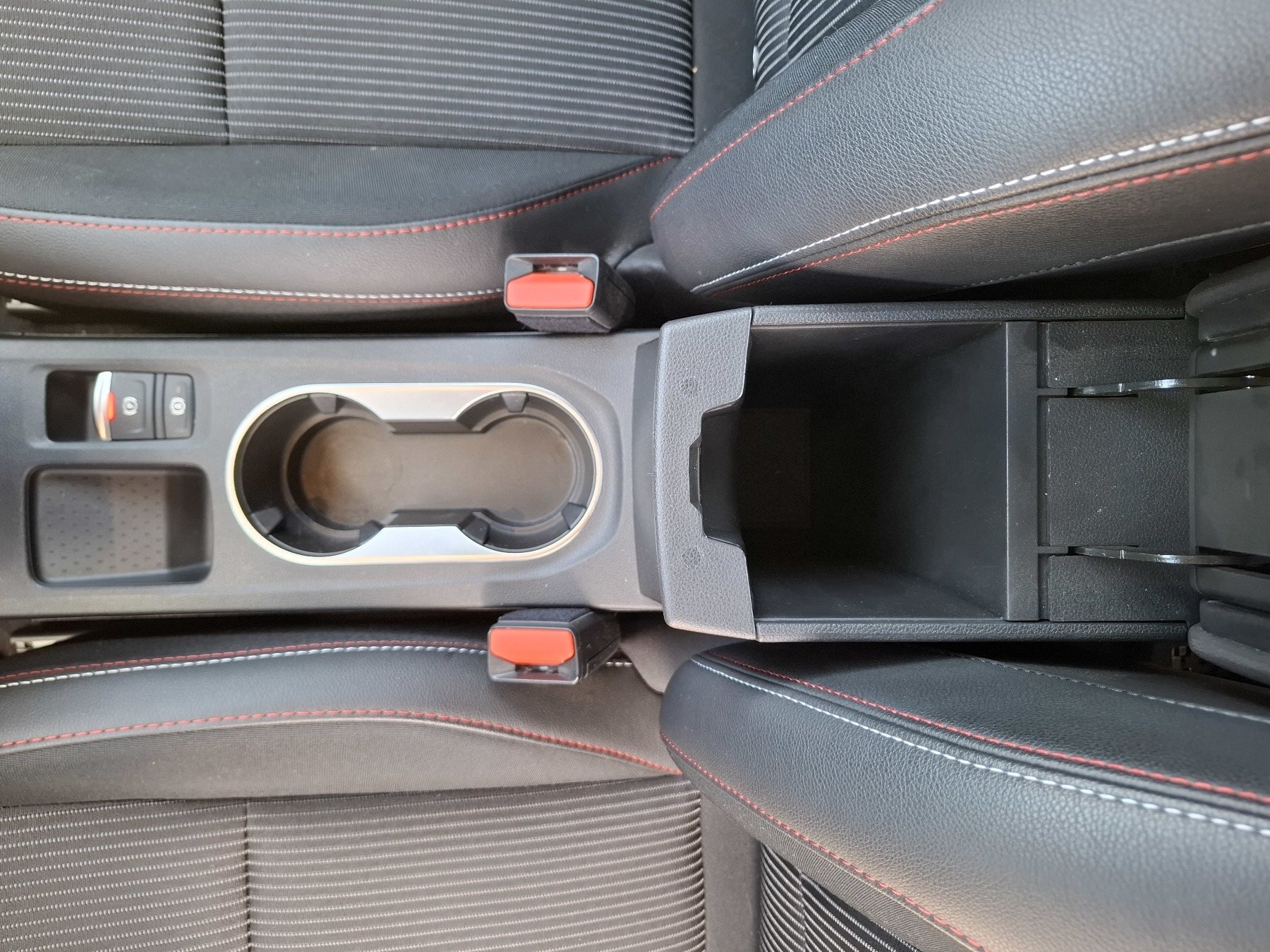 Bild 30 - Captur R.S. LINE TCe 140 EDC