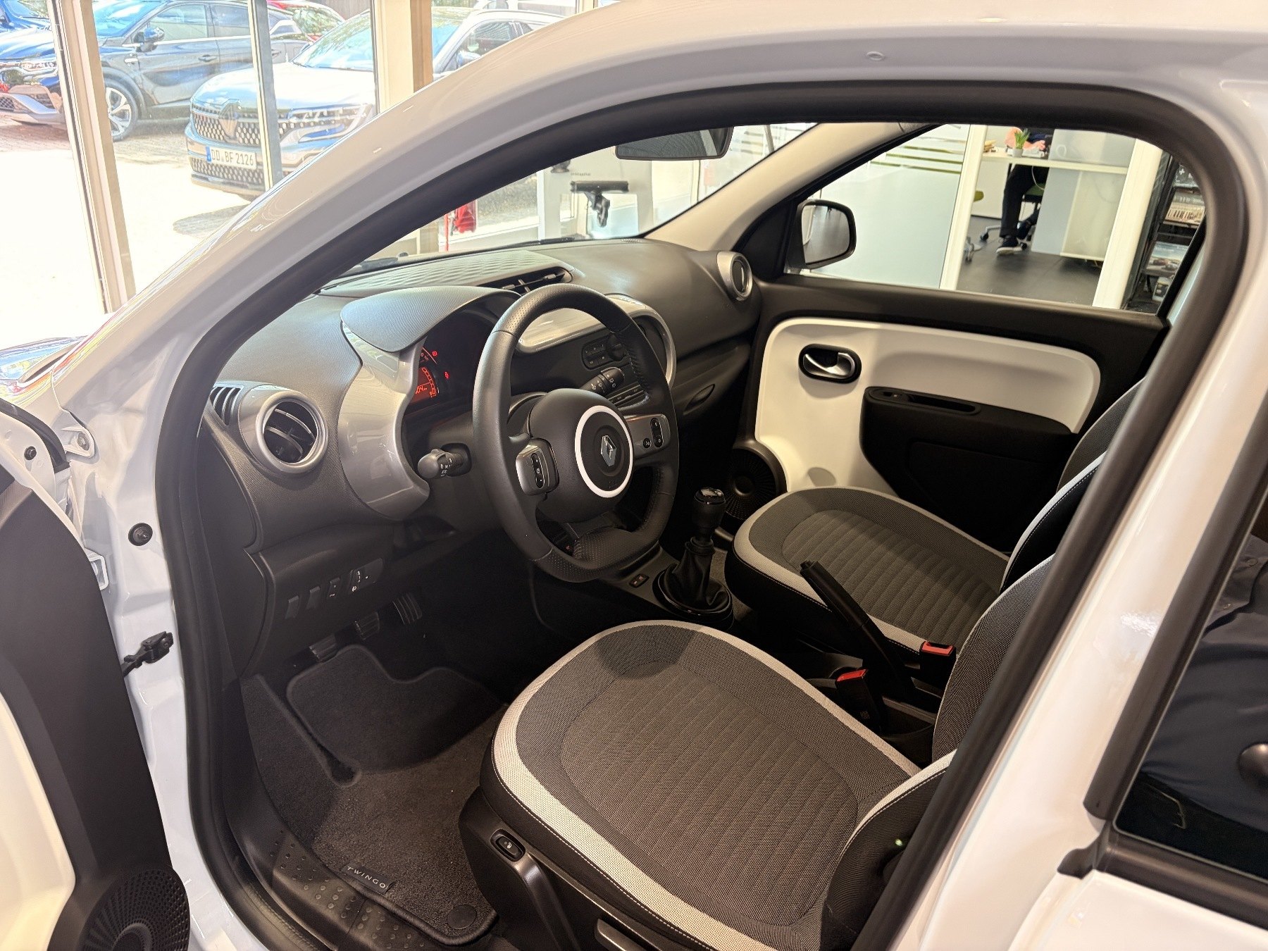 Bild 18 - Twingo ZEN SCe 65 PS Gepflegt