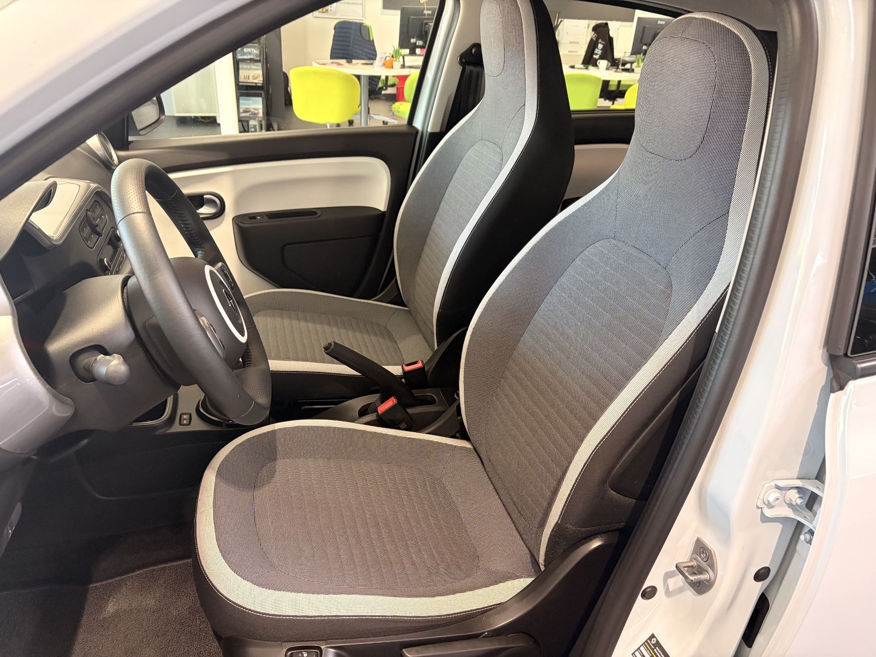 Bild 19 - Twingo ZEN SCe 65 PS Gepflegt