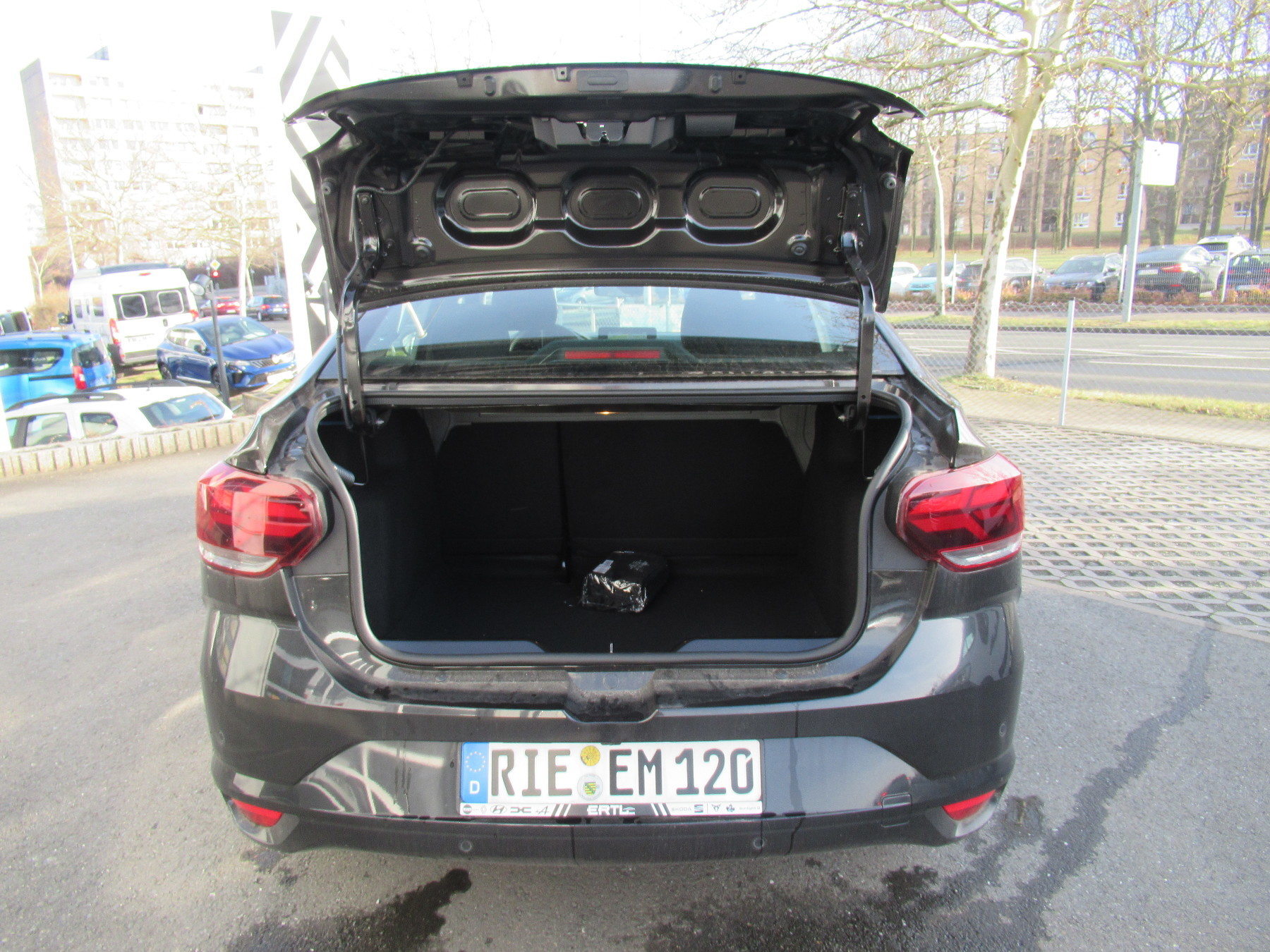 Bild 17 - Logan Black Edition TCe 90