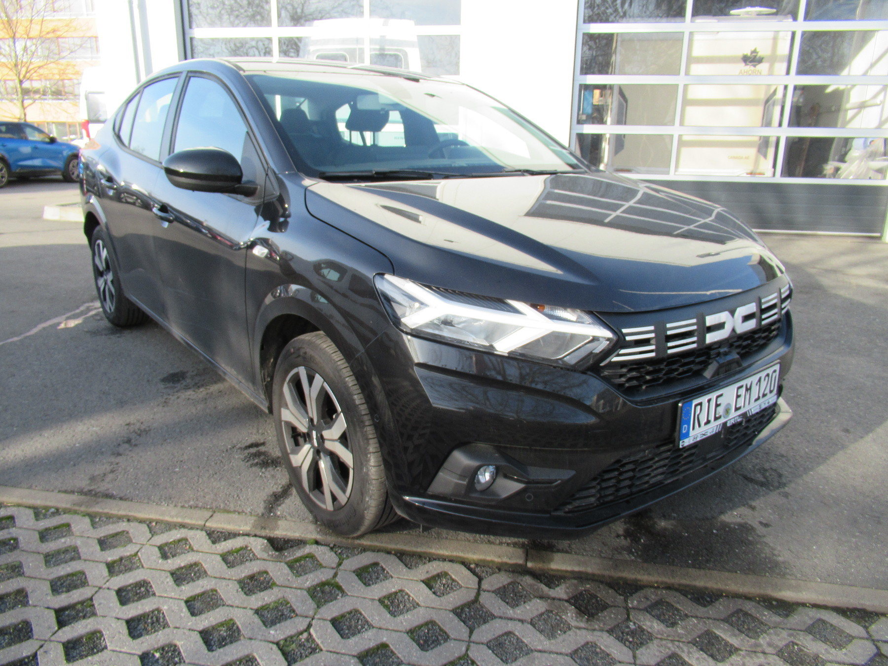 Bild 2 - Logan Black Edition TCe 90