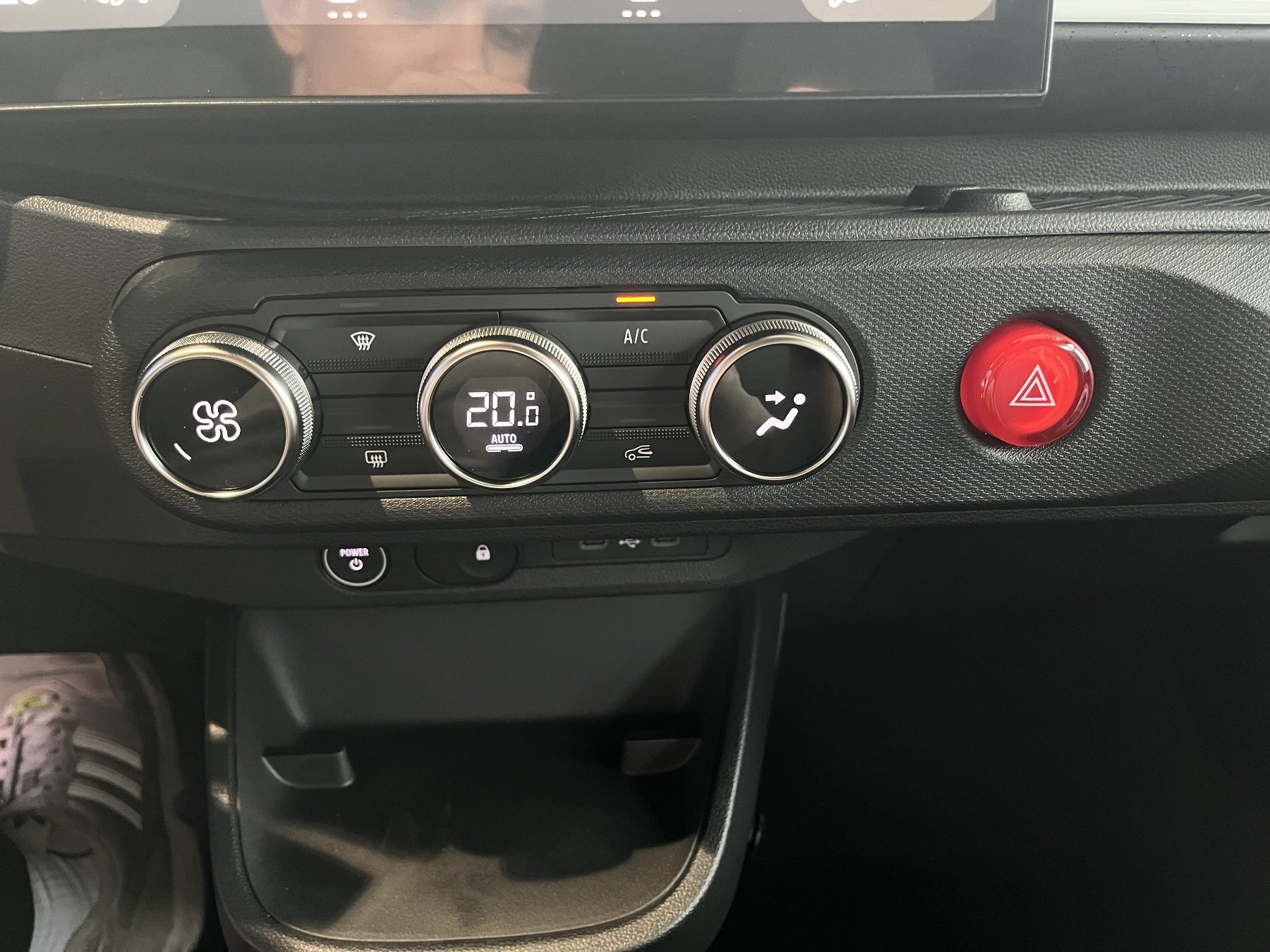 Bild 32 - Twingo E-TECH elektrisch Techno 80hp Urban Range