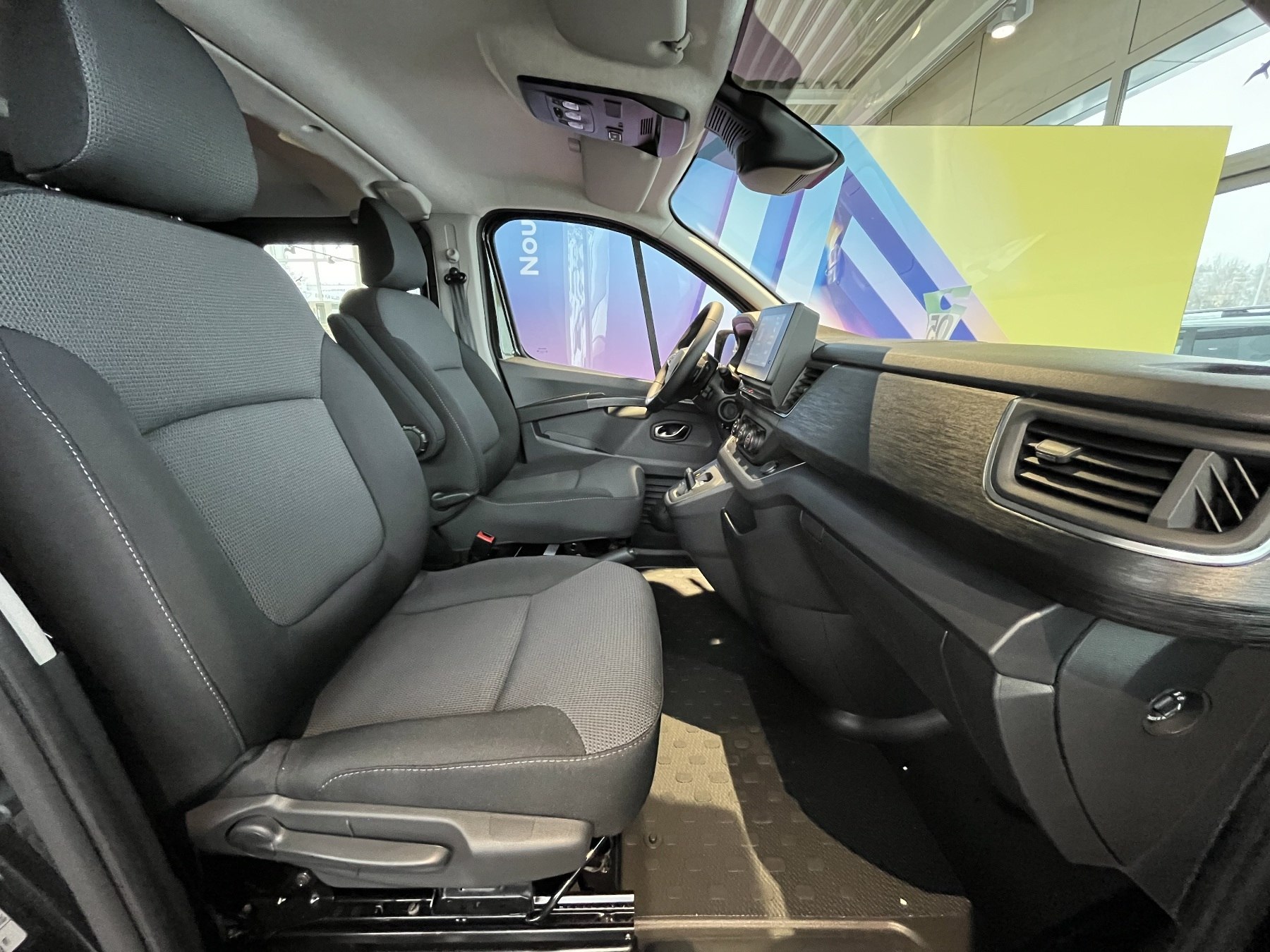 Bild 39 - Trafic Lkw DoKa Komfort L2H1 3,0tdCi 170 Aut.