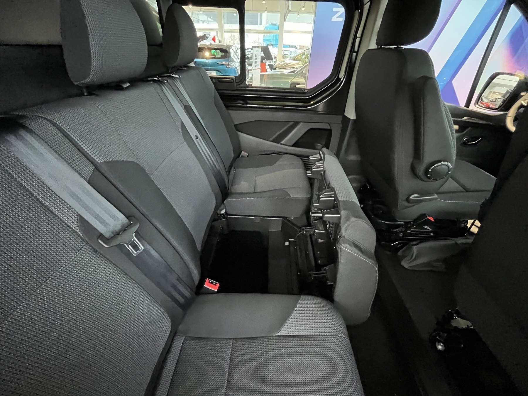 Bild 42 - Trafic Lkw DoKa Komfort L2H1 3,0tdCi 170 Aut.