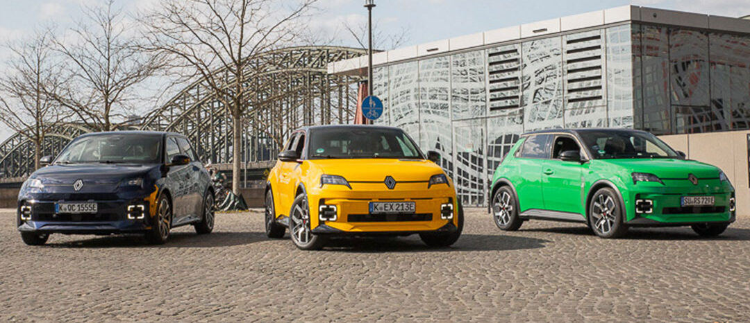 Mehrere Renault 5 parken nebeneinander.