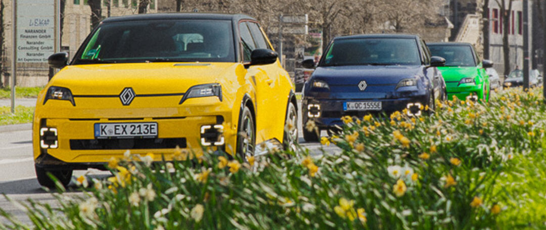 Mehrere Renault 5 fahren hintereinander.