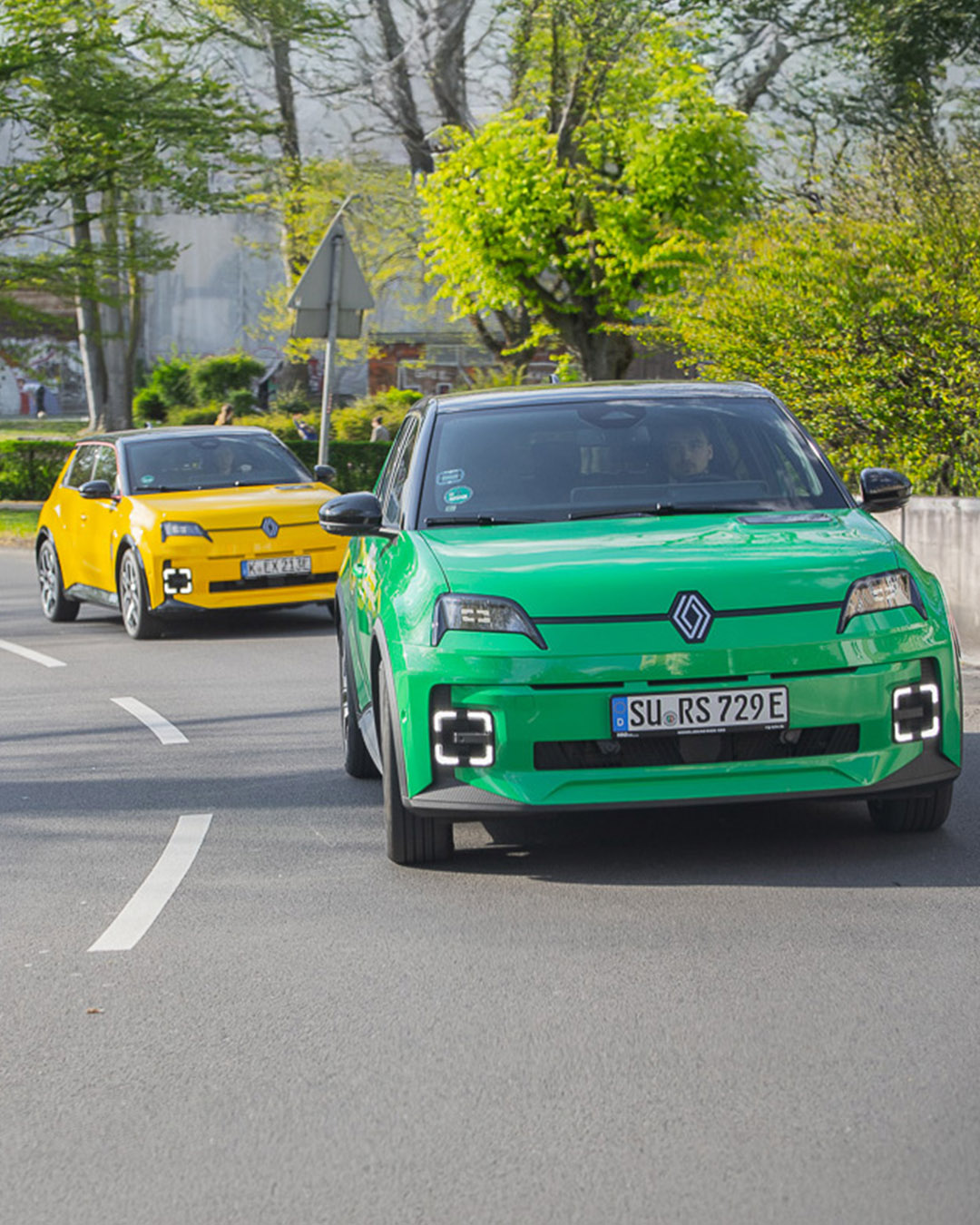 Zwei Renault 5 fahren hintereinander in der Stadt.