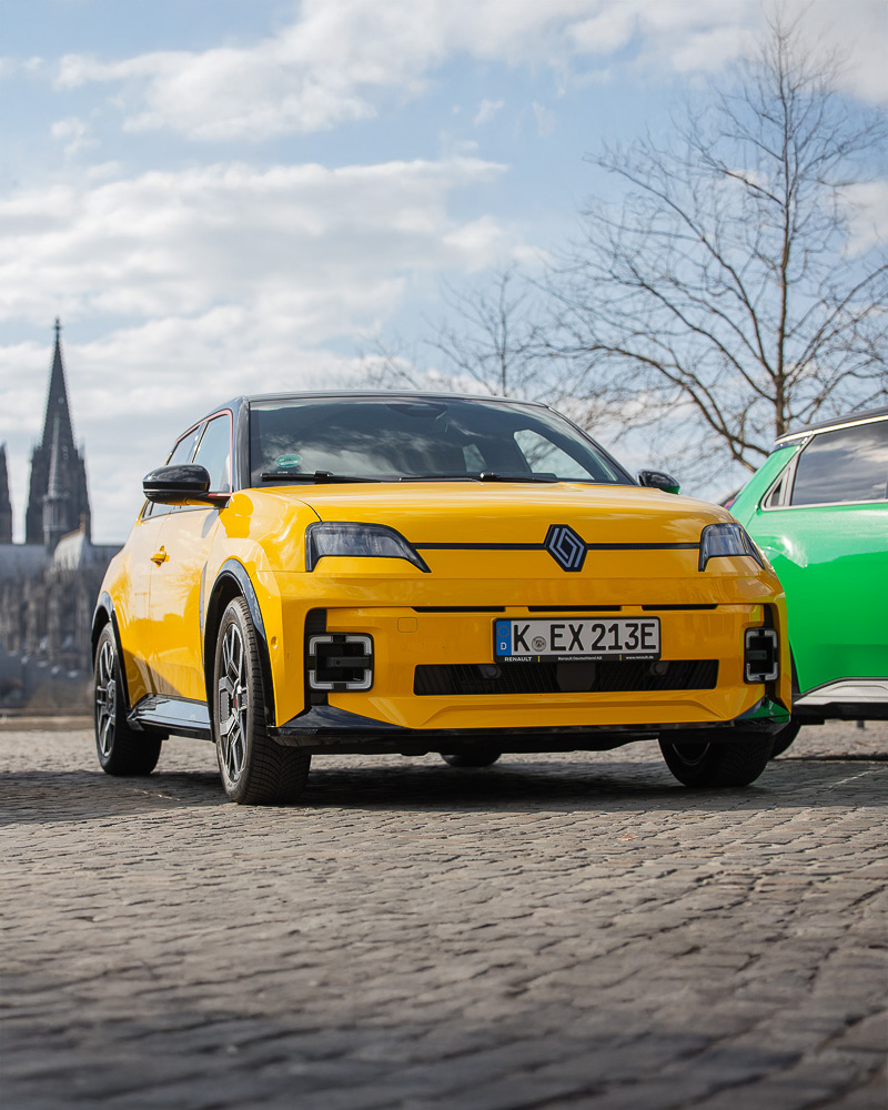 Zwei Renault 5 parken hintereinander in der Stadt.
