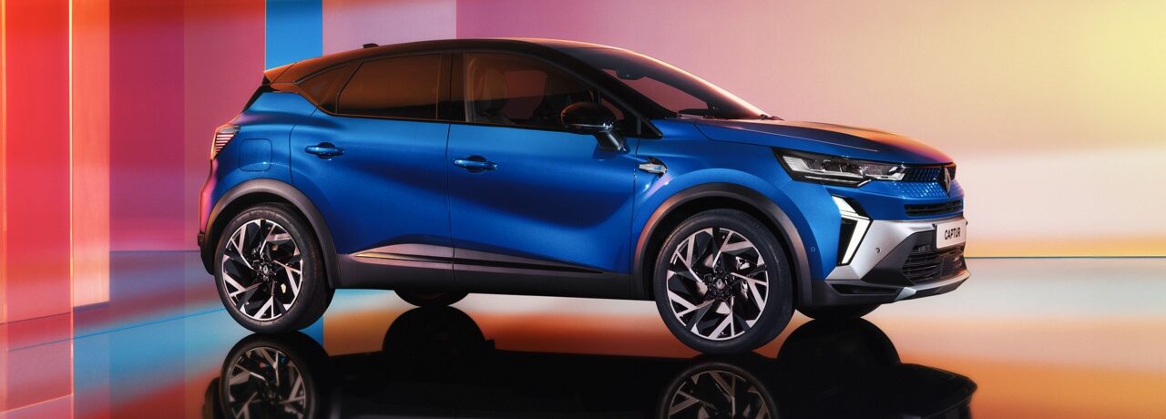 Renault Captur steht in einem bunten Raum Seitenansicht.
