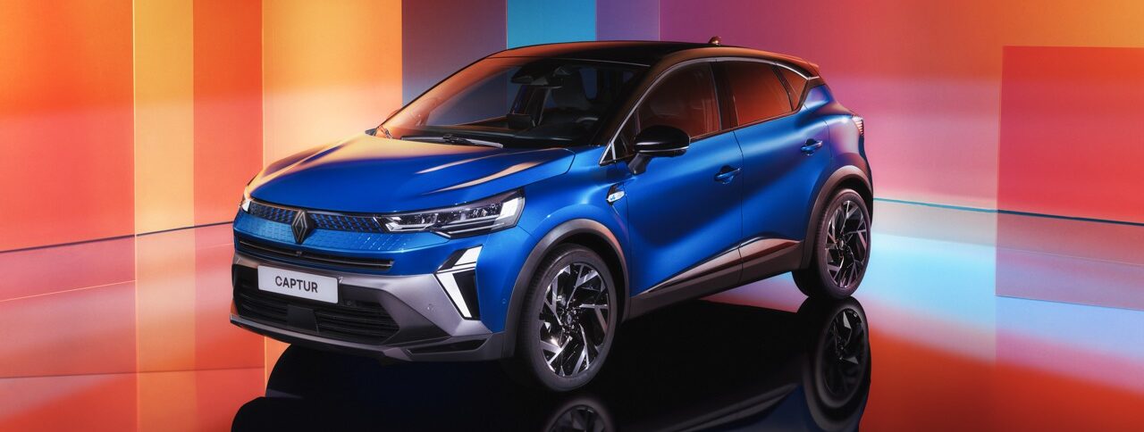Renault Captur steht in einem bunten Raum schräge Ansicht.