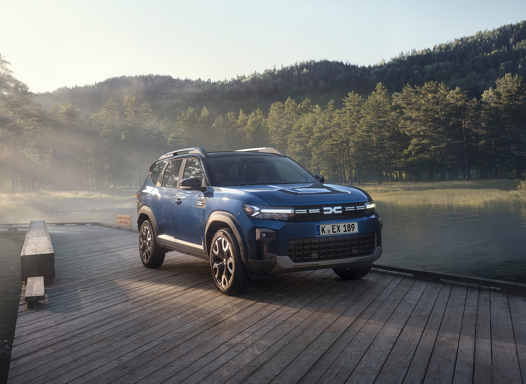 Dacia Bigster parkt an einem See.