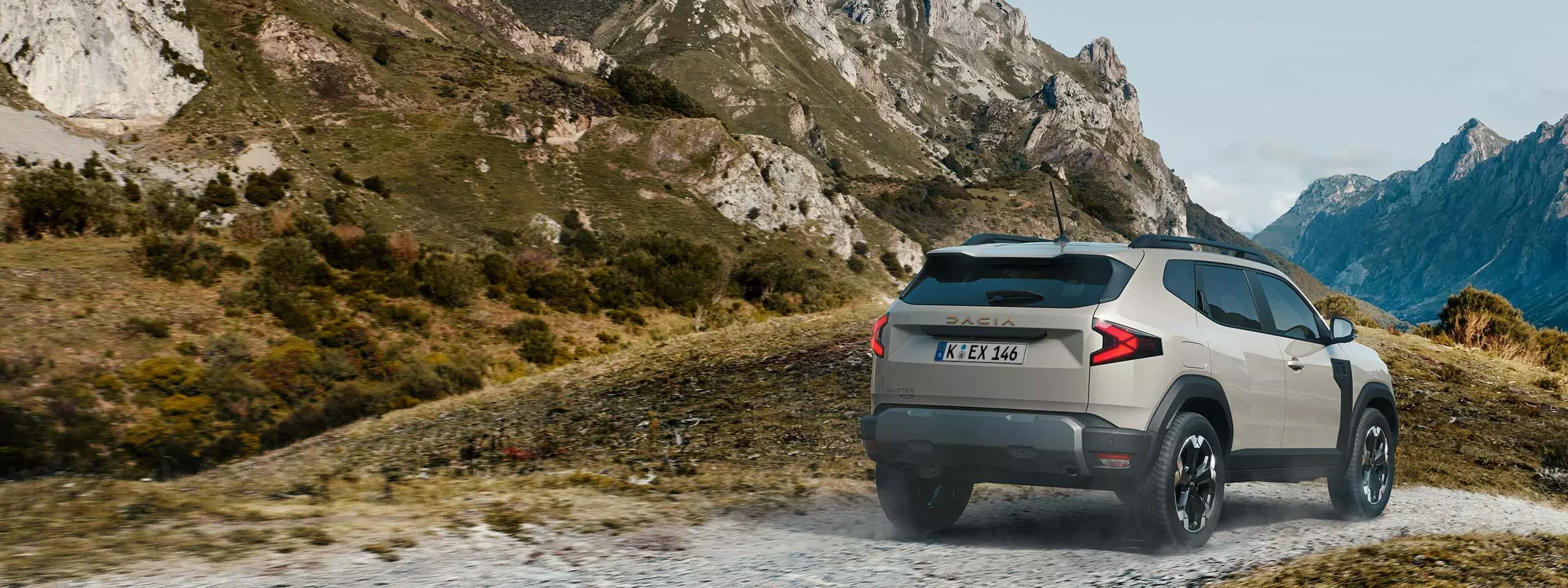 Dacia Duster fährt durch Gebirge.