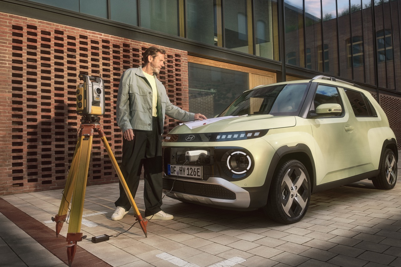 Hyundai Inster an der Ladesäule.