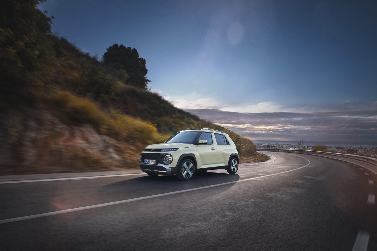 Hyundai Inster fährt über eine Landstraße.