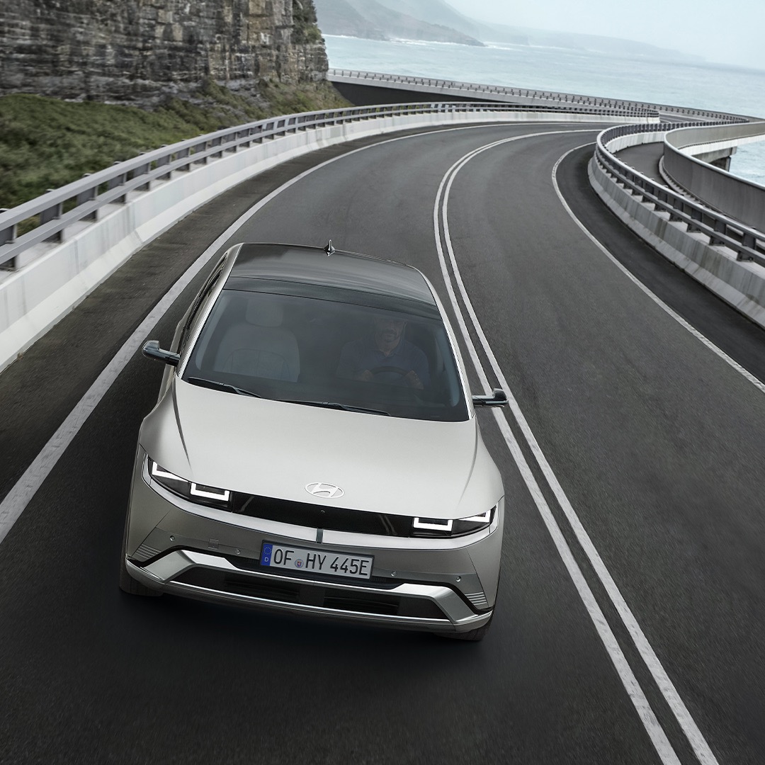 Ioniq 5 fahrend auf einer Schnellstraße.