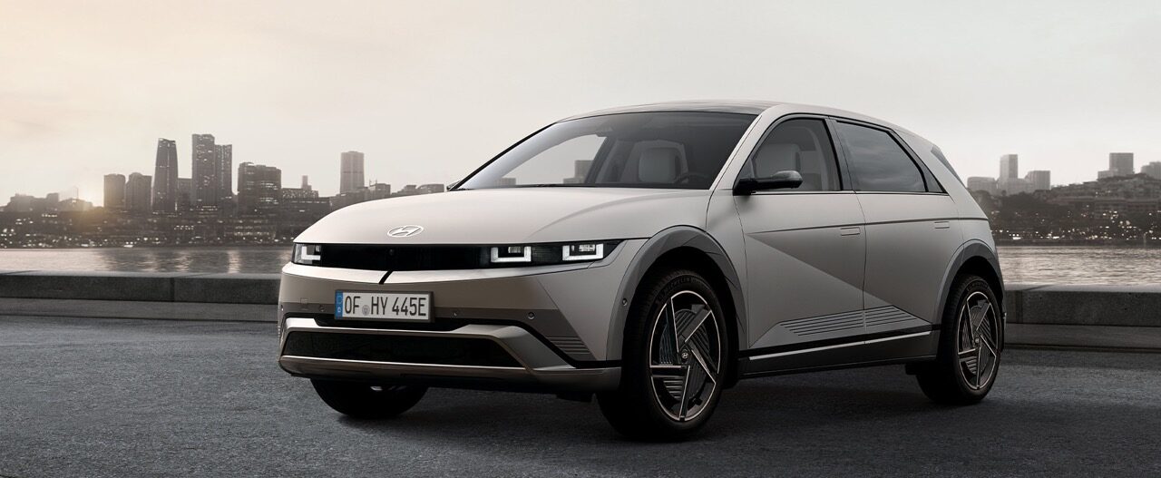 Ioniq 5 parkend vor einer Skyline.