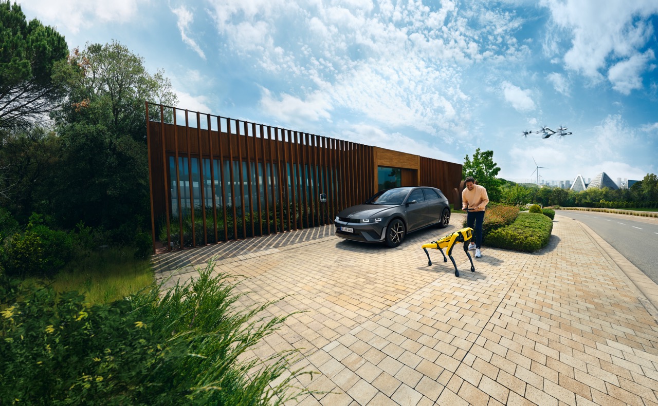 Ioniq 5 parkend vor einem Wohnhaus.