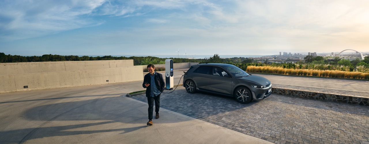 Ioniq 5 parkend vor einer Stadt.
