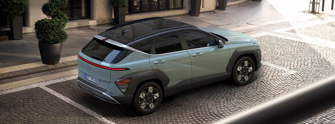 Hyundai Kona parkt in einer Stadt.