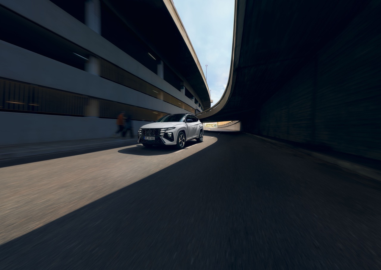 Hyundai Tucson in der STadt.