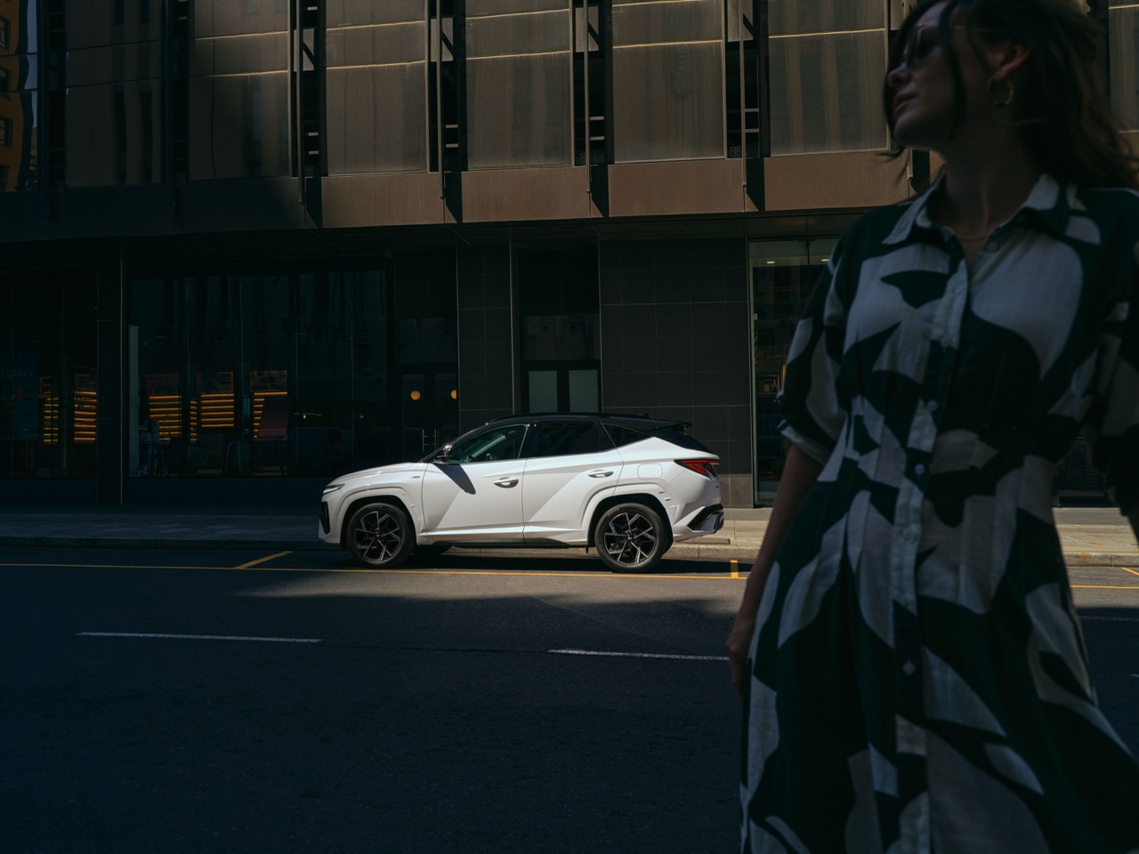 Hyundai Tucson mit Model Seitanansicht.