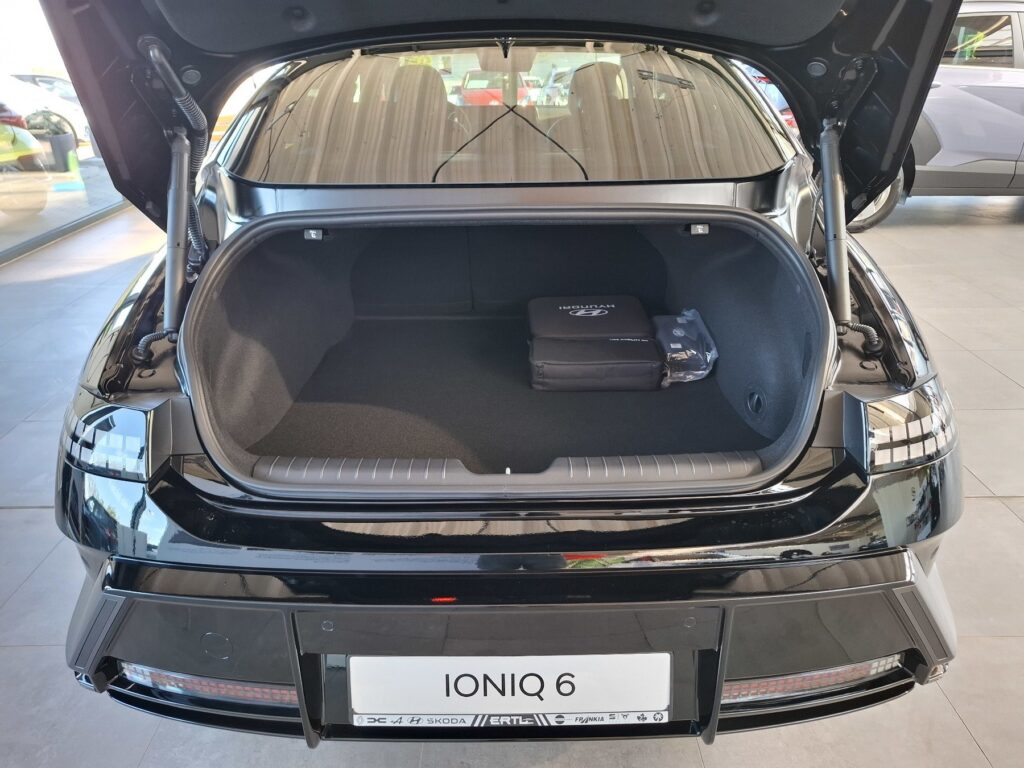 HYUNDAI IONIQ 6 Exposé-Bild 8