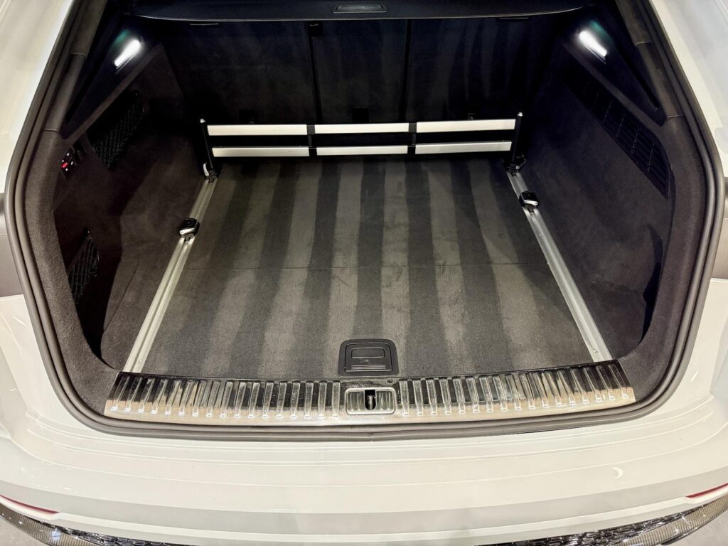 AUDI RSQ8 Exposé-Bild 31