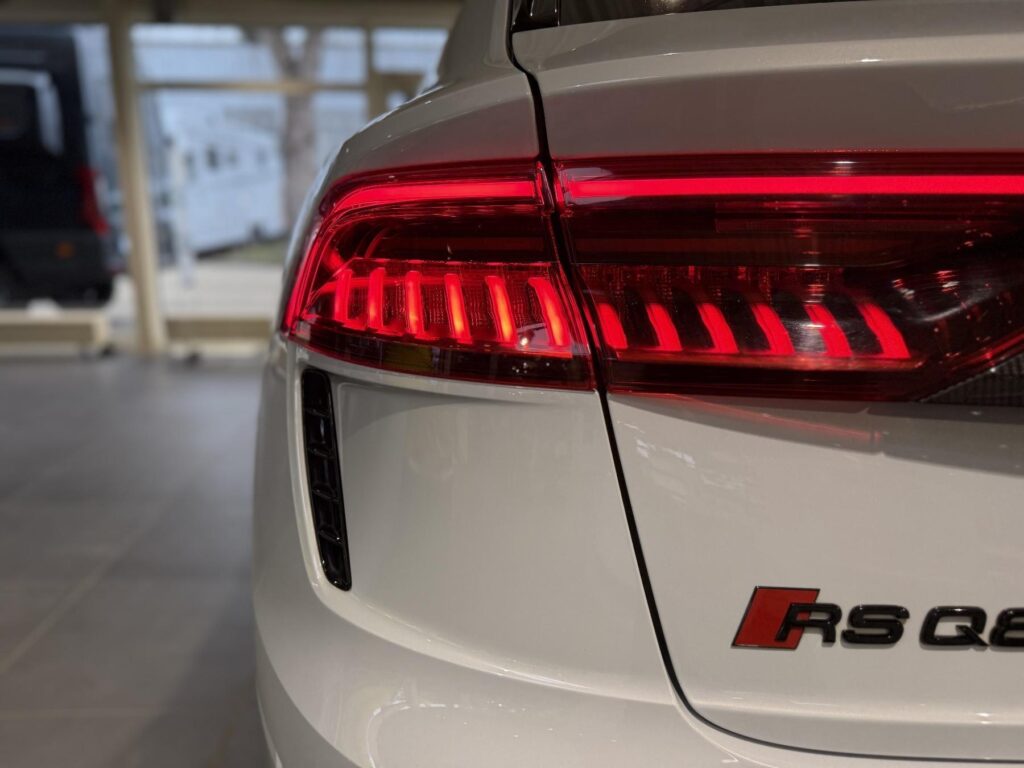 AUDI RSQ8 Exposé-Bild 47