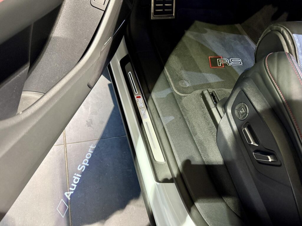 AUDI RSQ8 Exposé-Bild 49