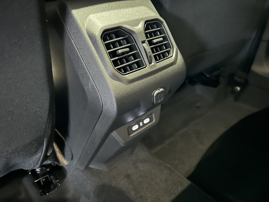 Dacia Bigster Exposé-Bild 36