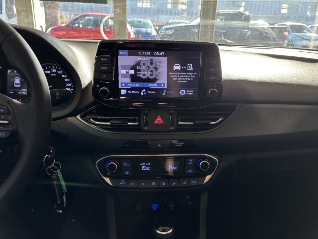 HYUNDAI i30 Exposé-Bild 9