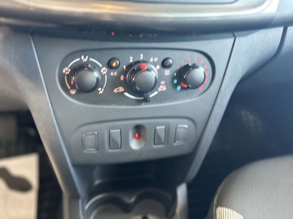 Dacia Sandero Exposé-Bild 24