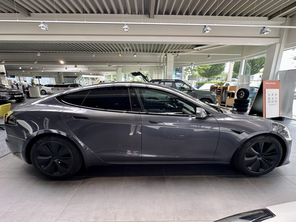 TESLA Model S Exposé-Bild 8
