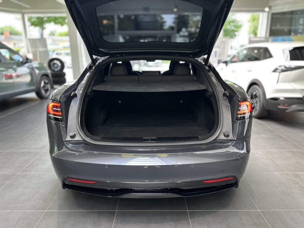 TESLA Model S Exposé-Bild 23