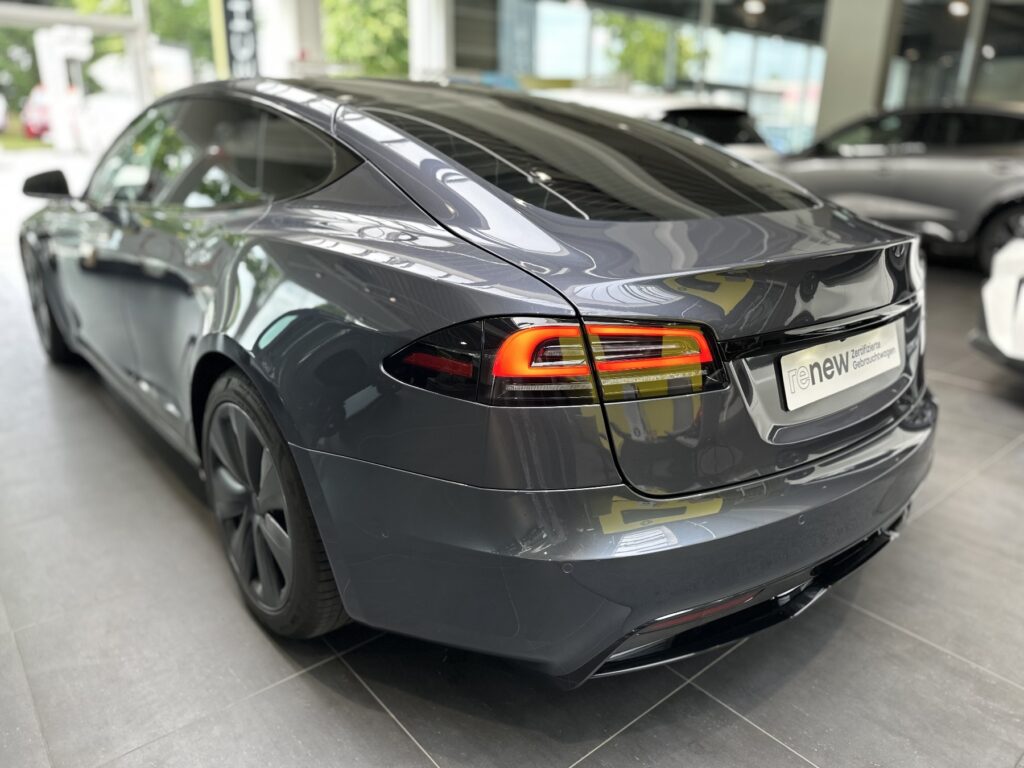 TESLA Model S Exposé-Bild 25