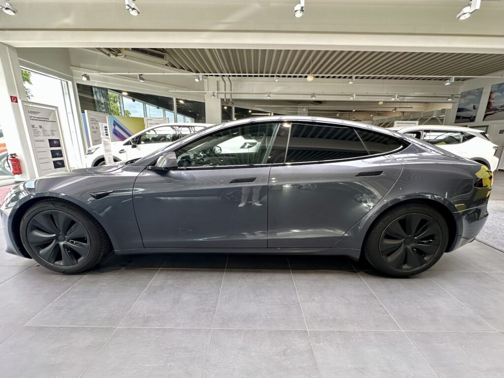 TESLA Model S Exposé-Bild 27