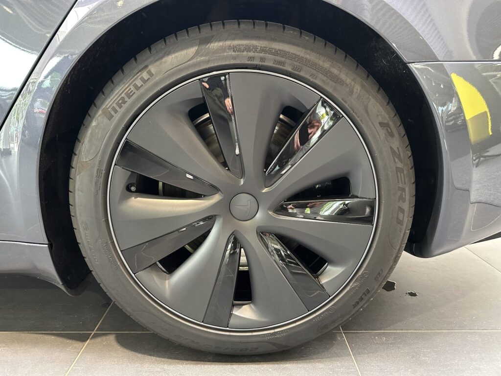 TESLA Model S Exposé-Bild 31
